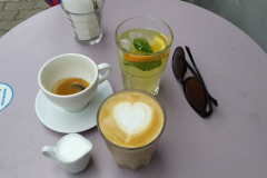 The Bookshelf Coffee House, levendulás szíves latte, espresso, limonádé